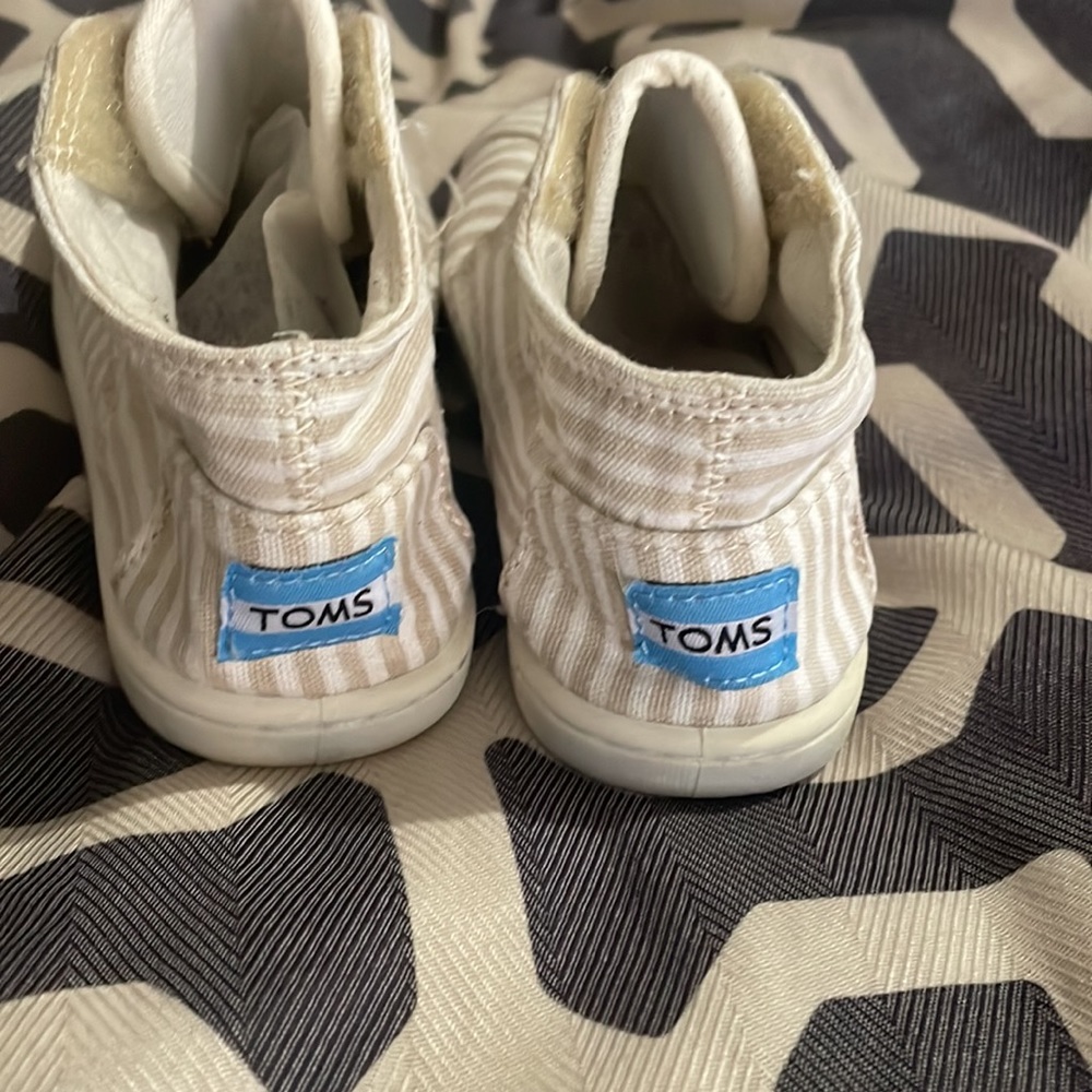 TOMS Neutral Striped Shoes - Size 7 - Picture 2 of 4